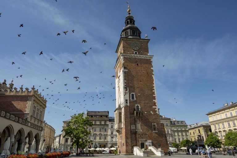 wieża ratuszowa na rynku w Krakowie