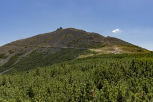 szlaki na śnieżkę - widok na szczyt z czerwonego szlaku